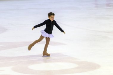 Odessa, Ukrayna-11 Nis 2019: küçük çocuklar stadyum buz arenada artistik buz pateni. Küçük kızlar paten yapmayı öğrenir. Artistik buz pateni Okulu. Genç patenci kapalı pistte tren. Genç spor kızlar