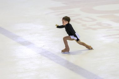 Odessa, Ukrayna-11 Nis 2019: küçük çocuklar stadyum buz arenada artistik buz pateni. Küçük kızlar paten yapmayı öğrenir. Artistik buz pateni Okulu. Genç patenci kapalı pistte tren. Genç spor kızlar