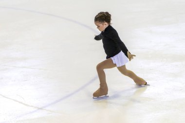 Odessa, Ukrayna-11 Nis 2019: küçük çocuklar stadyum buz arenada artistik buz pateni. Küçük kızlar paten yapmayı öğrenir. Artistik buz pateni Okulu. Genç patenci kapalı pistte tren. Genç spor kızlar