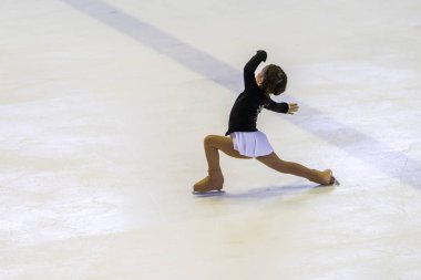 Odessa, Ukrayna-11 Nis 2019: küçük çocuklar stadyum buz arenada artistik buz pateni. Küçük kızlar paten yapmayı öğrenir. Artistik buz pateni Okulu. Genç patenci kapalı pistte tren. Genç spor kızlar
