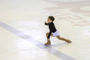 Odessa, Ukrayna-11 Nis 2019: küçük çocuklar stadyum buz arenada artistik buz pateni. Küçük kızlar paten yapmayı öğrenir. Artistik buz pateni Okulu. Genç patenci kapalı pistte tren. Genç spor kızlar