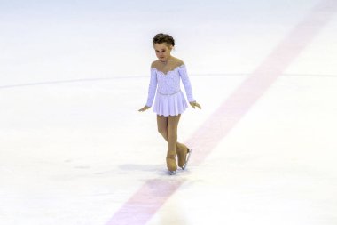 Odessa, Ukrayna-11 Nis 2019: küçük çocuklar stadyum buz arenada artistik buz pateni. Küçük kızlar paten yapmayı öğrenir. Artistik buz pateni Okulu. Genç patenci kapalı pistte tren. Genç spor kızlar