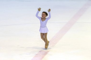 Odessa, Ukrayna-11 Nis 2019: küçük çocuklar stadyum buz arenada artistik buz pateni. Küçük kızlar paten yapmayı öğrenir. Artistik buz pateni Okulu. Genç patenci kapalı pistte tren. Genç spor kızlar