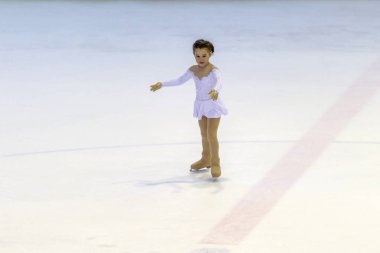 Odessa, Ukrayna-11 Nis 2019: küçük çocuklar stadyum buz arenada artistik buz pateni. Küçük kızlar paten yapmayı öğrenir. Artistik buz pateni Okulu. Genç patenci kapalı pistte tren. Genç spor kızlar