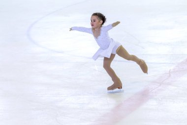 Odessa, Ukrayna-11 Nis 2019: küçük çocuklar stadyum buz arenada artistik buz pateni. Küçük kızlar paten yapmayı öğrenir. Artistik buz pateni Okulu. Genç patenci kapalı pistte tren. Genç spor kızlar