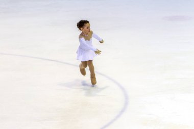 Odessa, Ukrayna-11 Nis 2019: küçük çocuklar stadyum buz arenada artistik buz pateni. Küçük kızlar paten yapmayı öğrenir. Artistik buz pateni Okulu. Genç patenci kapalı pistte tren. Genç spor kızlar