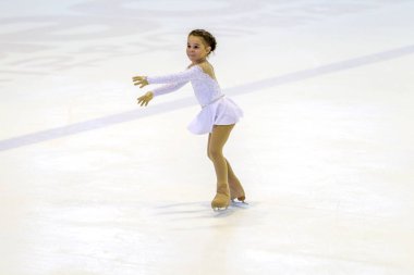 Odessa, Ukrayna-11 Nis 2019: küçük çocuklar stadyum buz arenada artistik buz pateni. Küçük kızlar paten yapmayı öğrenir. Artistik buz pateni Okulu. Genç patenci kapalı pistte tren. Genç spor kızlar