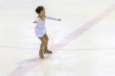Odessa, Ukrayna-11 Nis 2019: küçük çocuklar stadyum buz arenada artistik buz pateni. Küçük kızlar paten yapmayı öğrenir. Artistik buz pateni Okulu. Genç patenci kapalı pistte tren. Genç spor kızlar