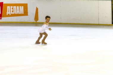 Odessa, Ukrayna-11 Nis 2019: küçük çocuklar stadyum buz arenada artistik buz pateni. Küçük kızlar paten yapmayı öğrenir. Artistik buz pateni Okulu. Genç patenci kapalı pistte tren. Genç spor kızlar