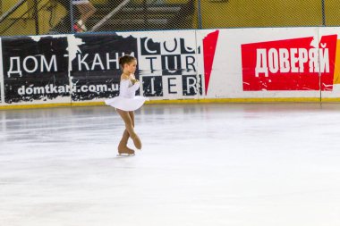Odessa, Ukrayna-11 Nis 2019: küçük çocuklar stadyum buz arenada artistik buz pateni. Küçük kızlar paten yapmayı öğrenir. Artistik buz pateni Okulu. Genç patenci kapalı pistte tren. Genç spor kızlar