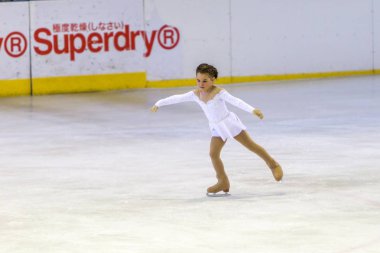 Odessa, Ukrayna-11 Nis 2019: küçük çocuklar stadyum buz arenada artistik buz pateni. Küçük kızlar paten yapmayı öğrenir. Artistik buz pateni Okulu. Genç patenci kapalı pistte tren. Genç spor kızlar