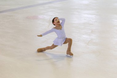 Odessa, Ukrayna-11 Nis 2019: küçük çocuklar stadyum buz arenada artistik buz pateni. Küçük kızlar paten yapmayı öğrenir. Artistik buz pateni Okulu. Genç patenci kapalı pistte tren. Genç spor kızlar