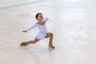 Odessa, Ukrayna-11 Nis 2019: küçük çocuklar stadyum buz arenada artistik buz pateni. Küçük kızlar paten yapmayı öğrenir. Artistik buz pateni Okulu. Genç patenci kapalı pistte tren. Genç spor kızlar