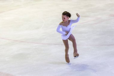 Odessa, Ukrayna-11 Nis 2019: küçük çocuklar stadyum buz arenada artistik buz pateni. Küçük kızlar paten yapmayı öğrenir. Artistik buz pateni Okulu. Genç patenci kapalı pistte tren. Genç spor kızlar