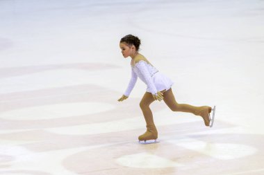 Odessa, Ukrayna-11 Nis 2019: küçük çocuklar stadyum buz arenada artistik buz pateni. Küçük kızlar paten yapmayı öğrenir. Artistik buz pateni Okulu. Genç patenci kapalı pistte tren. Genç spor kızlar