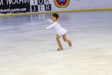Odessa, Ukrayna-11 Nis 2019: küçük çocuklar stadyum buz arenada artistik buz pateni. Küçük kızlar paten yapmayı öğrenir. Artistik buz pateni Okulu. Genç patenci kapalı pistte tren. Genç spor kızlar