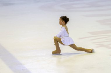 Odessa, Ukrayna-11 Nis 2019: küçük çocuklar stadyum buz arenada artistik buz pateni. Küçük kızlar paten yapmayı öğrenir. Artistik buz pateni Okulu. Genç patenci kapalı pistte tren. Genç spor kızlar