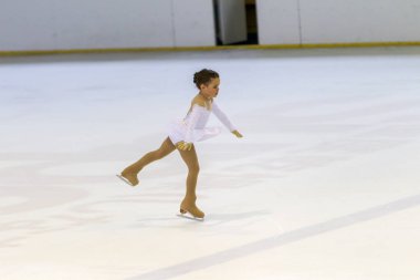 Odessa, Ukrayna-11 Nis 2019: küçük çocuklar stadyum buz arenada artistik buz pateni. Küçük kızlar paten yapmayı öğrenir. Artistik buz pateni Okulu. Genç patenci kapalı pistte tren. Genç spor kızlar