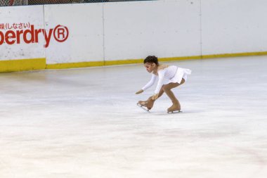 Odessa, Ukrayna-11 Nis 2019: küçük çocuklar stadyum buz arenada artistik buz pateni. Küçük kızlar paten yapmayı öğrenir. Artistik buz pateni Okulu. Genç patenci kapalı pistte tren. Genç spor kızlar