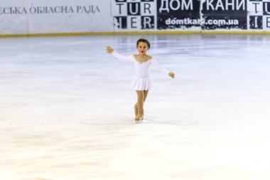 Odessa, Ukrayna-11 Nis 2019: küçük çocuklar stadyum buz arenada artistik buz pateni. Küçük kızlar paten yapmayı öğrenir. Artistik buz pateni Okulu. Genç patenci kapalı pistte tren. Genç spor kızlar