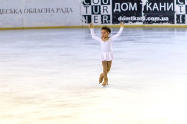 Odessa, Ukrayna-11 Nis 2019: küçük çocuklar stadyum buz arenada artistik buz pateni. Küçük kızlar paten yapmayı öğrenir. Artistik buz pateni Okulu. Genç patenci kapalı pistte tren. Genç spor kızlar