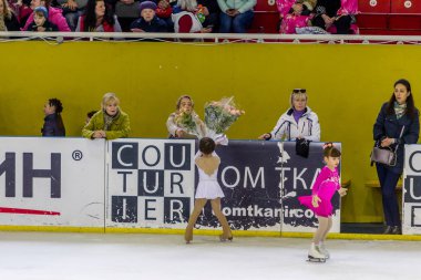 Odessa, Ukrayna-11 Nis 2019: küçük çocuklar stadyum buz arenada artistik buz pateni. Küçük kızlar paten yapmayı öğrenir. Artistik buz pateni Okulu. Genç patenci kapalı pistte tren. Genç spor kızlar