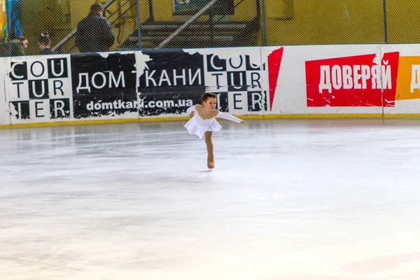 Odessa Ukraine Abr 2019 Crianças Pequenas Patinando Arena Gelo Estádio — Fotografia de Stock