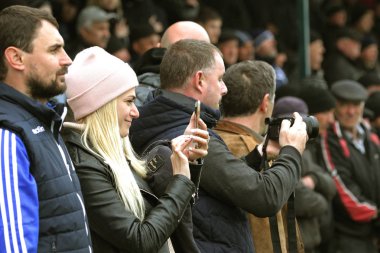 Odessa, Ukrayna-13 Nisan 2019: en sevdikleri kulüplerin maçı sırasında stadyumun standları seyircilerin büyük kalabalık. Küçük bir il stadyumunun standları hevesli hayranları kalabalığın