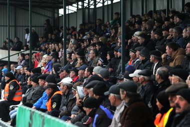 Odessa, Ukrayna-13 Nisan 2019: en sevdikleri kulüplerin maçı sırasında stadyumun standları seyircilerin büyük kalabalık. Küçük bir il stadyumunun standları hevesli hayranları kalabalığın