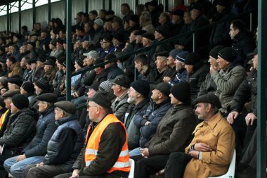 Odessa, Ukrayna-13 Nisan 2019: en sevdikleri kulüplerin maçı sırasında stadyumun standları seyircilerin büyük kalabalık. Küçük bir il stadyumunun standları hevesli hayranları kalabalığın