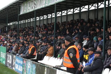 Odessa, Ukrayna-13 Nisan 2019: en sevdikleri kulüplerin maçı sırasında stadyumun standları seyircilerin büyük kalabalık. Küçük bir il stadyumunun standları hevesli hayranları kalabalığın