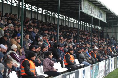 Odessa, Ukrayna-13 Nisan 2019: en sevdikleri kulüplerin maçı sırasında stadyumun standları seyircilerin büyük kalabalık. Küçük bir il stadyumunun standları hevesli hayranları kalabalığın