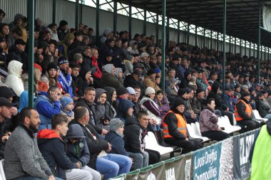 Odessa, Ukrayna-13 Nisan 2019: en sevdikleri kulüplerin maçı sırasında stadyumun standları seyircilerin büyük kalabalık. Küçük bir il stadyumunun standları hevesli hayranları kalabalığın