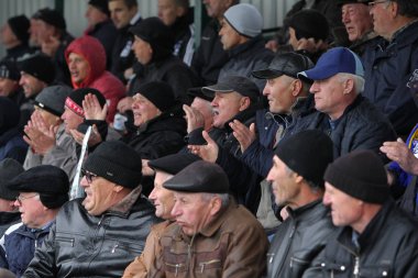 Odessa, Ukrayna-13 Nisan 2019: en sevdikleri kulüplerin maçı sırasında stadyumun standları seyircilerin büyük kalabalık. Küçük bir il stadyumunun standları hevesli hayranları kalabalığın