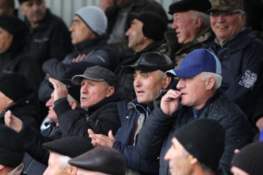 Odessa, Ukrayna-13 Nisan 2019: en sevdikleri kulüplerin maçı sırasında stadyumun standları seyircilerin büyük kalabalık. Küçük bir il stadyumunun standları hevesli hayranları kalabalığın