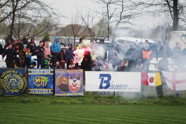 Odessa, Ukrayna-13 Nisan 2019: maç sırasında stadyumun standları seyircilerin büyük kalabalık. Futbol hayranları kalın kırmızı parıldayan duman ile havai fişek tutun. Futbol hayranları roketler ve duman bombaları yaktı