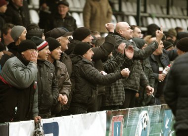 Odessa, Ukrayna-13 Nisan 2019: en sevdikleri kulüplerin maçı sırasında stadyumun standları seyircilerin büyük kalabalık. Küçük bir il stadyumunun standları hevesli hayranları kalabalığın