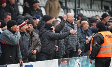 Odessa, Ukrayna-13 Nisan 2019: en sevdikleri kulüplerin maçı sırasında stadyumun standları seyircilerin büyük kalabalık. Küçük bir il stadyumunun standları hevesli hayranları kalabalığın