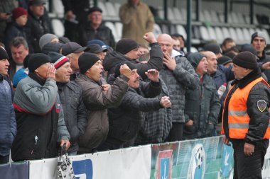 Odessa, Ukrayna-13 Nisan 2019: en sevdikleri kulüplerin maçı sırasında stadyumun standları seyircilerin büyük kalabalık. Küçük bir il stadyumunun standları hevesli hayranları kalabalığın