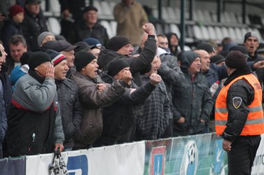 Odessa, Ukrayna-13 Nisan 2019: en sevdikleri kulüplerin maçı sırasında stadyumun standları seyircilerin büyük kalabalık. Küçük bir il stadyumunun standları hevesli hayranları kalabalığın