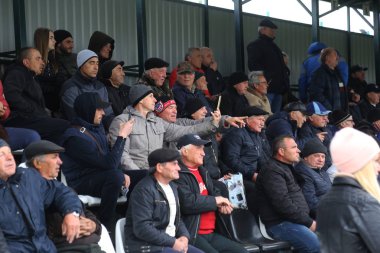 Odessa, Ukrayna-13 Nisan 2019: en sevdikleri kulüplerin maçı sırasında stadyumun standları seyircilerin büyük kalabalık. Küçük bir il stadyumunun standları hevesli hayranları kalabalığın