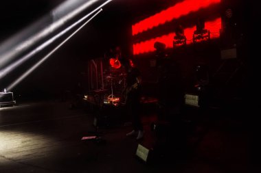 Odessa, Ukrayna-Nisan 12, 2019: sahne aydınlatma. Karanlık projektörler. Bir eğlence gösterisi sırasında duman sahnede sahne Spotlar çok renkli ışık ışınları. Gece kulübü. Işıklar gösteriyor. Lazer gösterisi