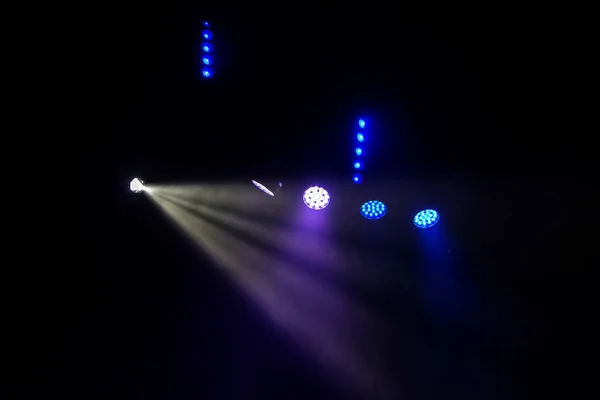 舞台照明 暗闇の中のいくつかのプロジェクター エンターテイメントショーの時に煙の中でステージ上のスポットライトから多色の光ビーム ナイトクラブ ライトショーだ レーザーショー — ストック写真