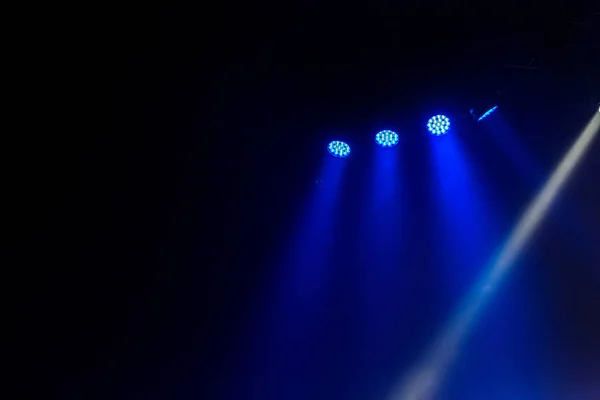 Jevištní Světla Několik Projektorů Tmě Multi Barevné Světlo Paprsky Jevištních — Stock fotografie