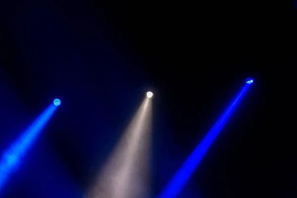 Luzes Palco Vários Projetores Escuro Feixes Luz Multicoloridos Dos Holofotes — Fotografia de Stock