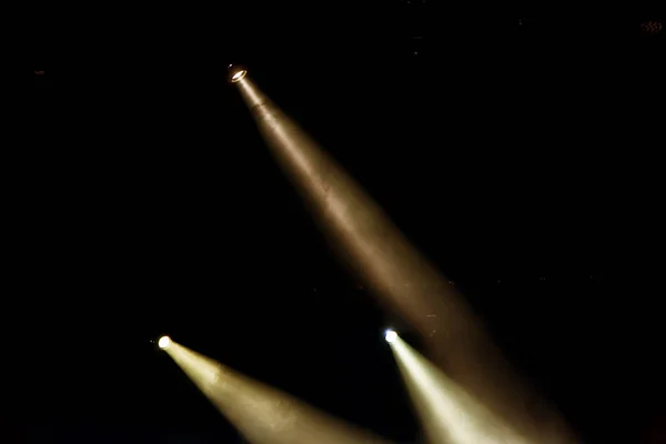 Światła Sceniczne Kilka Projektorów Ciemności Wielokolorowe Wiązki Światła Reflektorów Scenicznych — Zdjęcie stockowe