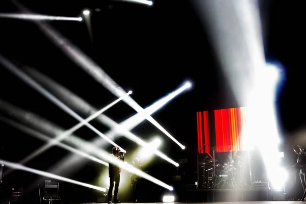 Luzes Palco Vários Projetores Escuro Feixes Luz Multicoloridos Dos Holofotes — Fotografia de Stock