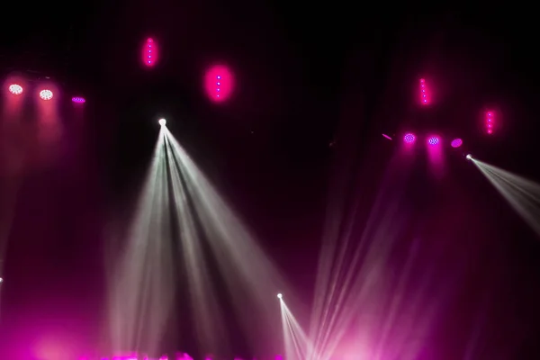 Luzes Palco Vários Projetores Escuro Feixes Luz Multicoloridos Dos Holofotes — Fotografia de Stock