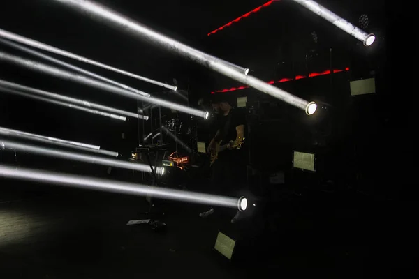 奥德萨 乌克兰 2019年4月12日 舞台灯光 黑暗中的投影仪 在一场娱乐节目中 舞台上的多彩的光线在浓烟中闪耀着舞台上的聚光灯 夜总会 灯光显示 激光展示 — 图库照片