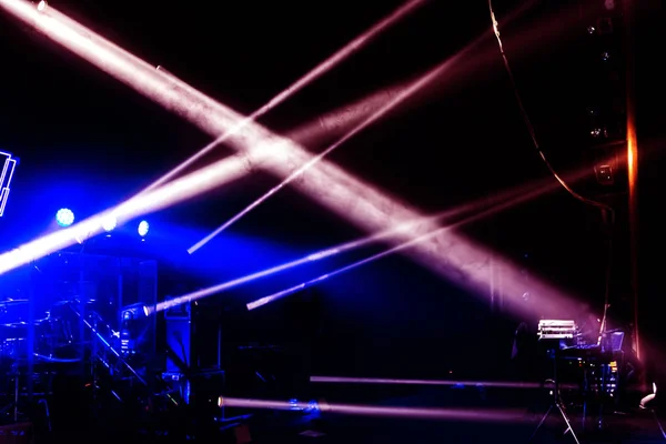 Luzes Palco Vários Projetores Escuro Feixes Luz Multicoloridos Dos Holofotes — Fotografia de Stock